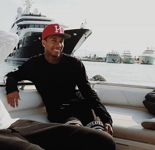 Pero el abogado del cantante declaró a 'TMZ' que contactó a O’Malia para firmarla en el sello discográfico del rapero, y que en su momento ella había dicho que tenía 17 años.