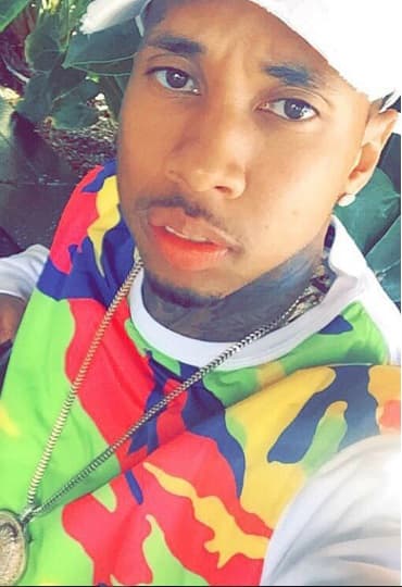 Aunque ambos esten muy enamorados, el escándalo no se aparta de sus vidas.