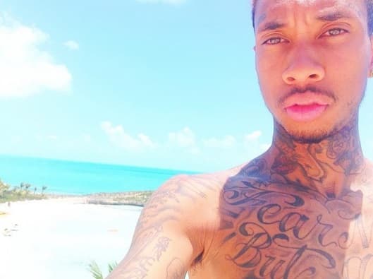 Sin reaccionar a estas acusaciones, Tyga, mientras tanto, se divierte con cu novia por Mammoth Lakes, California.