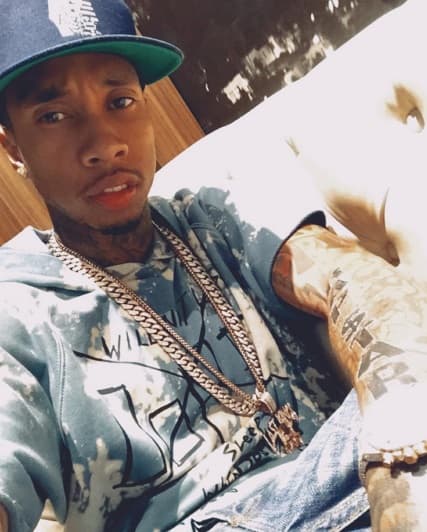 "Es completamente inapropiado que un hombre adulto trate de comunicarse con una niña de 14 años, pedirle el número de teléfono y preguntarle cuándo va a viajar a Los Ángeles", señaló la abogada.