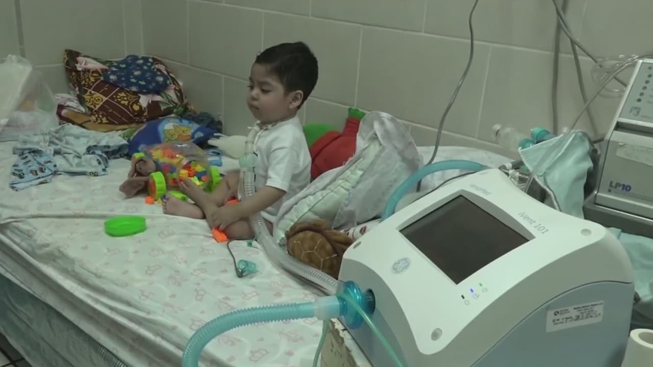 Un respirador artificial lo mantiene con vida, pero eso podría cambiar si consigue viajar a EEUU