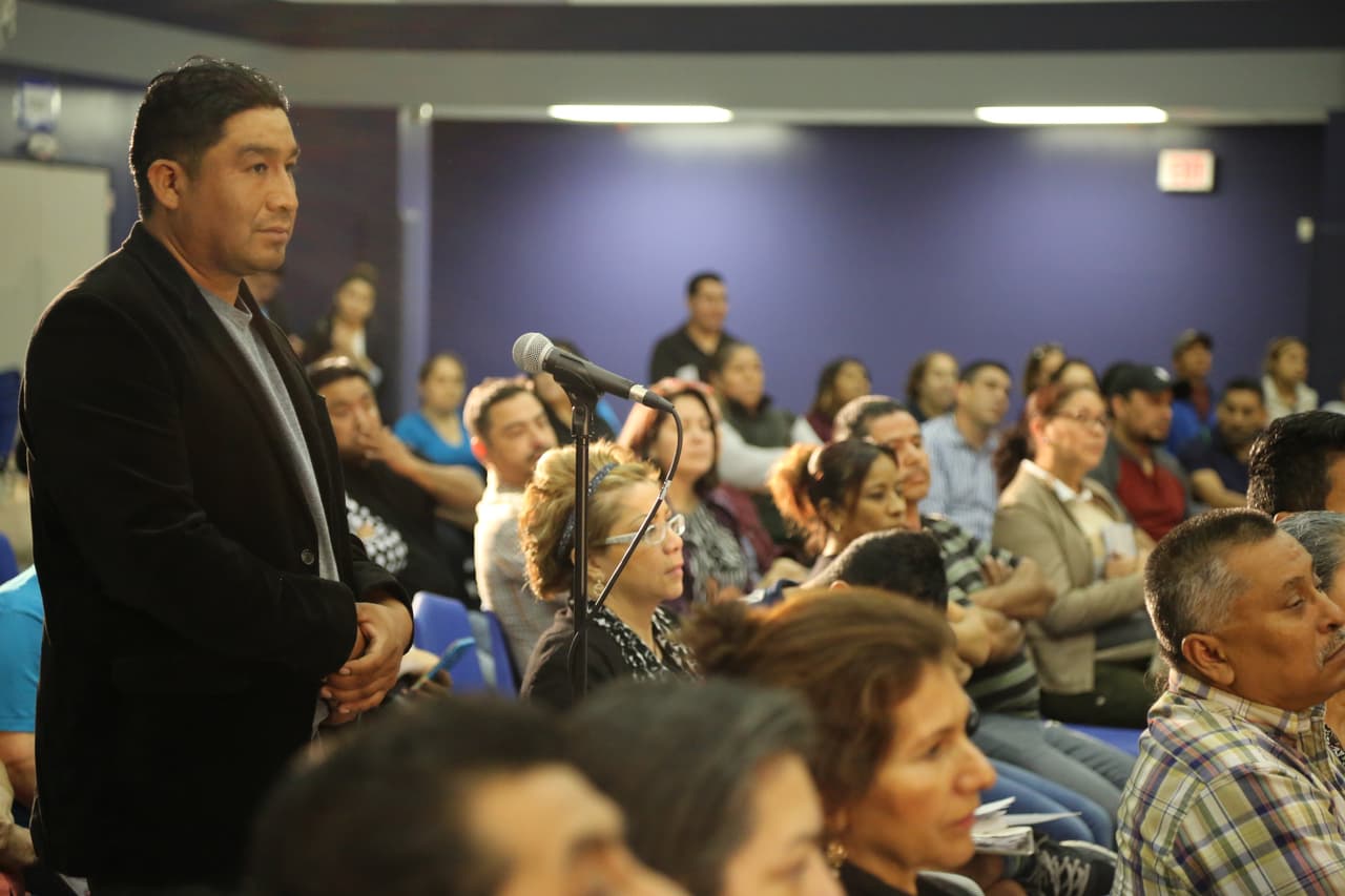 Este hombre escuchaba atento las explicaciones que los abogados le daban con relación a su pregunta.