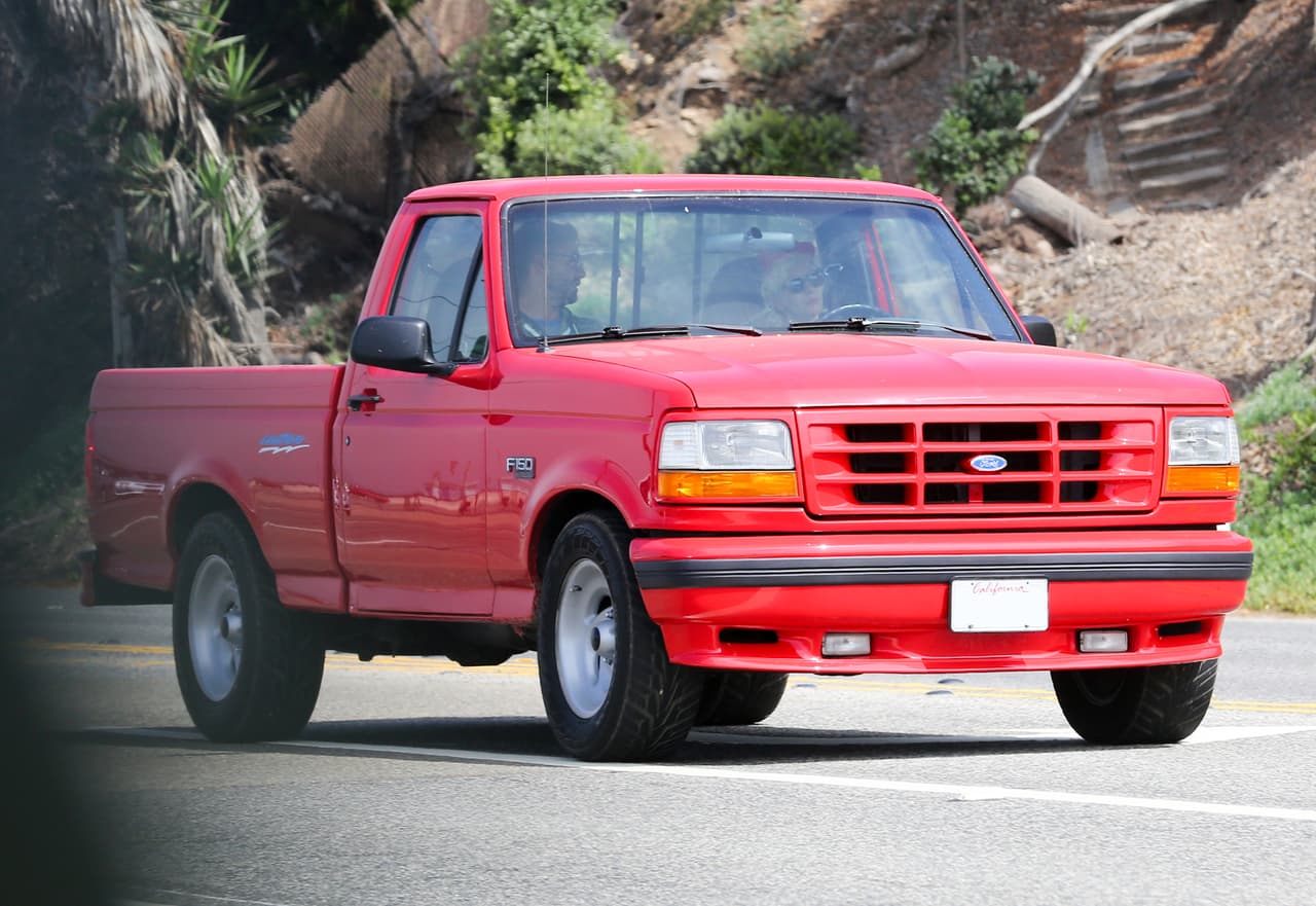 Ahora Lady Gaga no duda en usar su
<b> Ford F-150 SVT Lightning </b>de primera generación (1993-1995) para salidas informales y prefiere dejar su Lamborghini para ocasiones especiales.