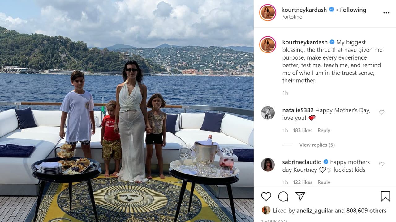 <b><a href="https://www.univision.com/temas/kourtney-kardashian" target="_blank">Kourtney Kardashian</a></b> festejó con 
<b><a href="https://www.instagram.com/p/CAA3pmAFQgE/" target="_blank">esta instantánea</a></b> junto a sus tres hijos: Mason, Reign y Penélope. "Mi mayor bendición, los tres que me han dado un propósito, mejoran cada experiencia, me ponen a prueba, me enseñan y me recuerdan quién soy en realidad, su madre".