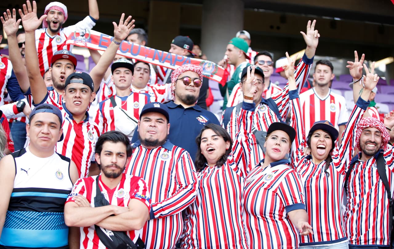 Fanáticos mexicanos y japonenes se pusieron cita en el Hazza bin Zayed Stadium de los Emiratos Árabes para vivir con pasión el debut de sus equipos en esta nueva edición del Mundial de Clubes, con la ilusión de enfrentar en la siguiente ronda al Real Madrid.