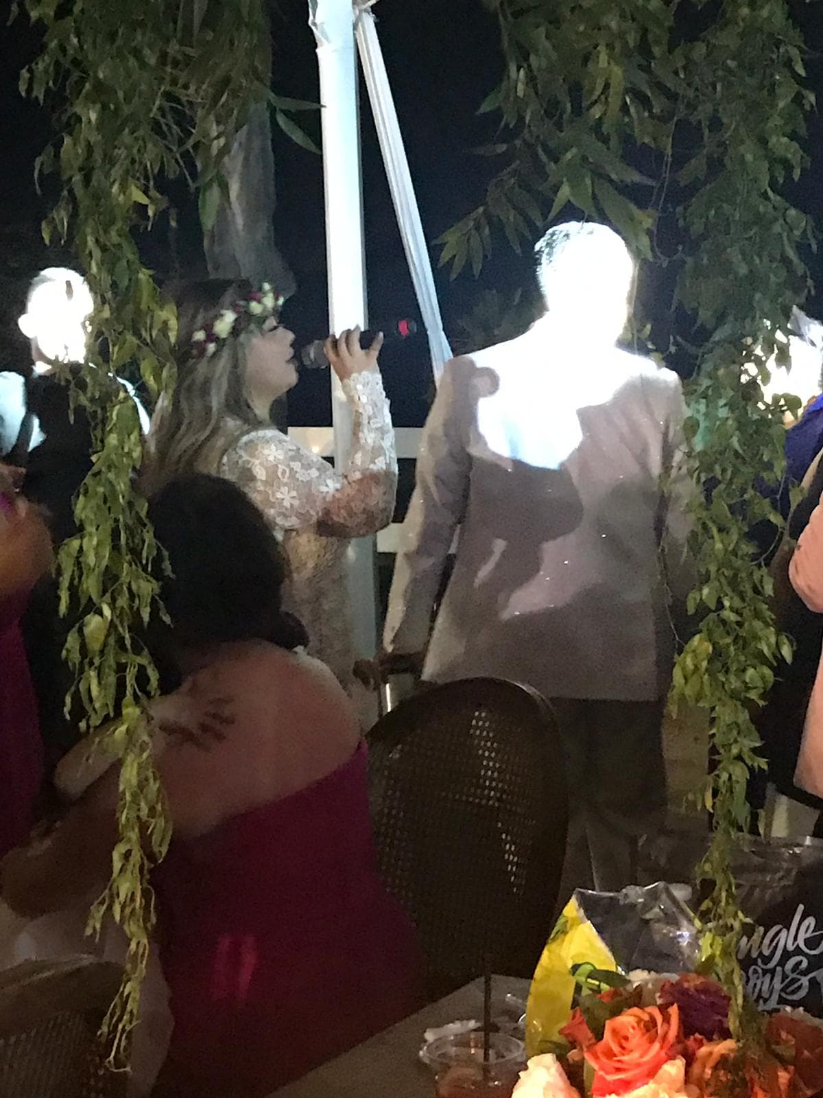 Chiquis Rivera se emoicionó hasta las lágrimas 
<b><a href="https://www.univision.com/famosos/en-la-fiesta-de-su-boda-chiquis-y-lorenzo-recordaron-a-jenni-rivera-dedicandole-su-exito-ya-lo-se-video">al cantar 'Ya lo sé'</a></b>, un tema que se convirtió en éxito en el 2009, en voz de su fallecida madre, Jenni Rivera.