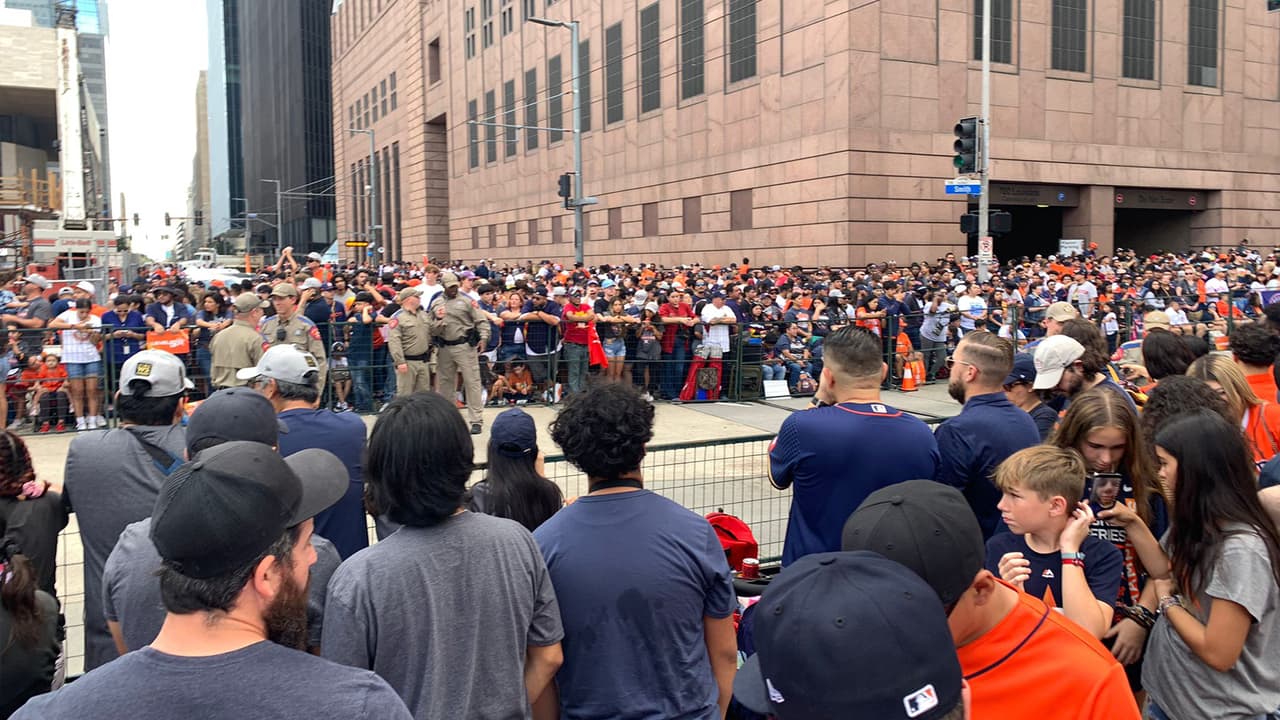 Aunque estaba pautado para comenzar a las 12pm, horas antes ya la gente esperaba por los protagonistas.