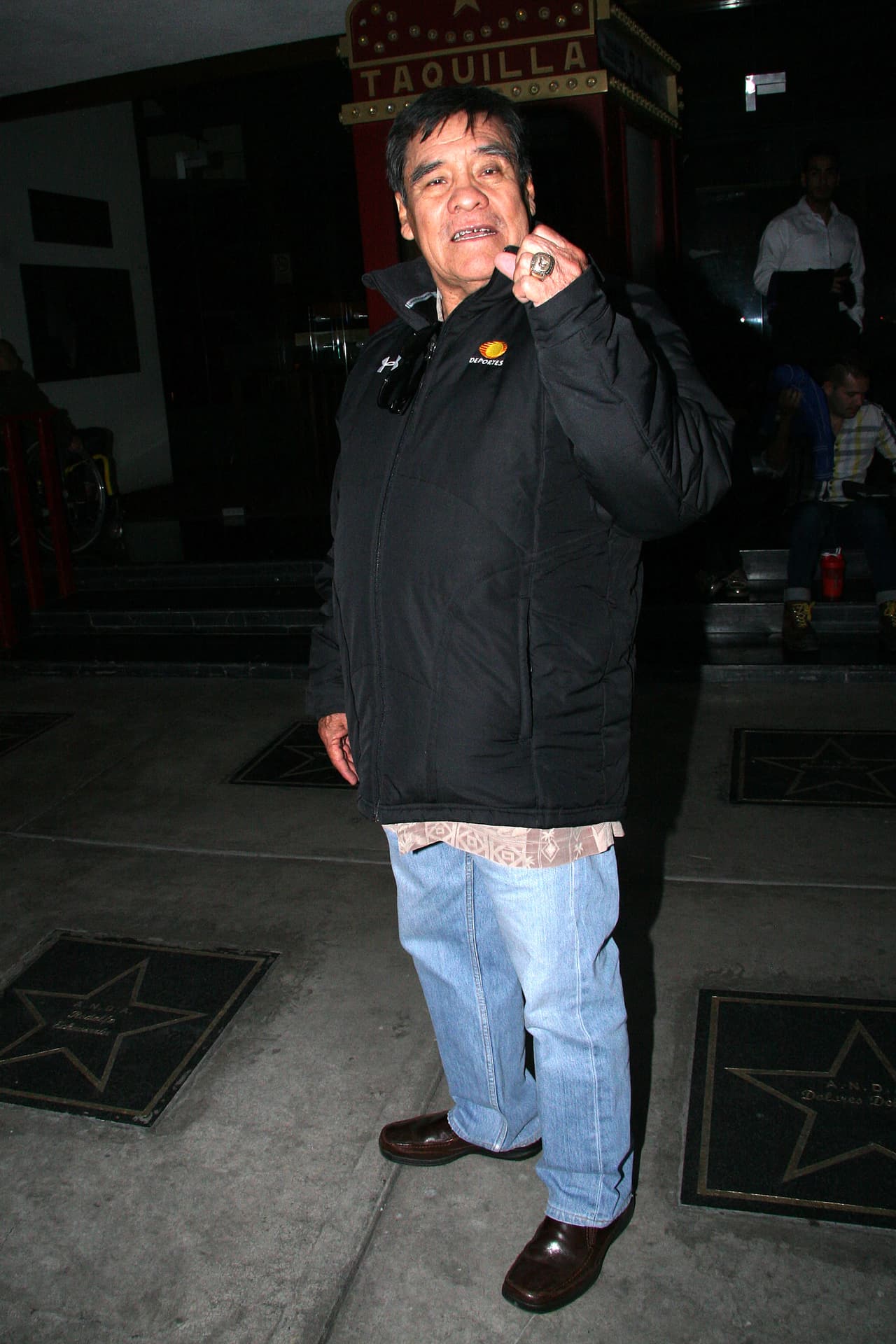 Sin embargo, los excesos y la mala administración de su fortuna, tienen al ‘
<b>Púas</b>’ hoy en dÃa en una situación complicada y hasta ha buscado vender sus cinturones para asà tener dinero y cuidar de su salud.