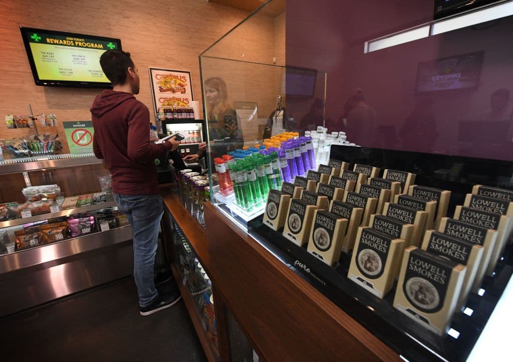 Aunque para vender marihuana en California los negocios deben estar licenciados por el estado, la ciudad o condado donde planean hacer negocios tiene la potestad de aprobar o negar la venta de esta hierba.