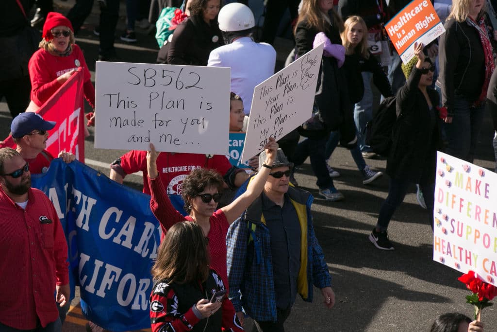 <b>“La ley SB 562: este plan fue hecho para ti y para mí”</b>. El mensaje de una pancarta el 1 de enero de 2018, durante la caravana bautizada como 'Medicare para todos' que participó en el Desfile de las Rosas en Pasadena.