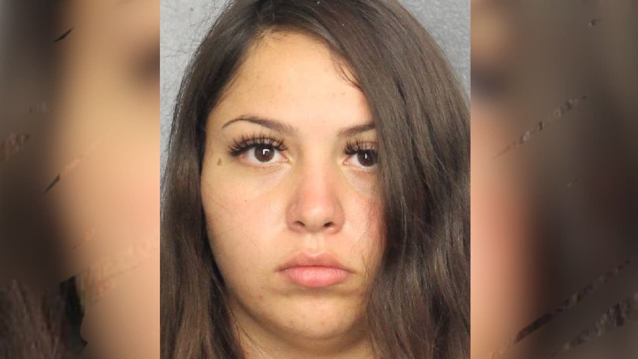 Alexandra Ramírez, según las investigaciones y de acuerdo a los registros de los teléfonos celulares de las mujeres, presuntamente negociaban las citas sexuales con las dos niñas juntas. 
<br>