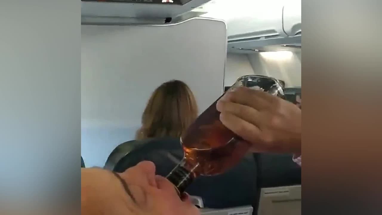 Plegarias y tragos: lo que hicieron los pasajeros de un viaje de Venezuela a Miami durante un aterrizaje de emergencia 