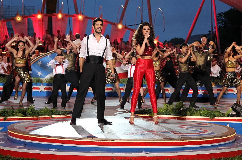 <i>On Your Feet!</i> está dirigido por el ganador de dos premios Tony Jerry Mitchell, el coreógrafo Sergi Trujillo (
<i>Jersey Boys</i>) y el guionista Alexander Dinelaris, ganador de un Óscar por 
<i>Birdman</i>.