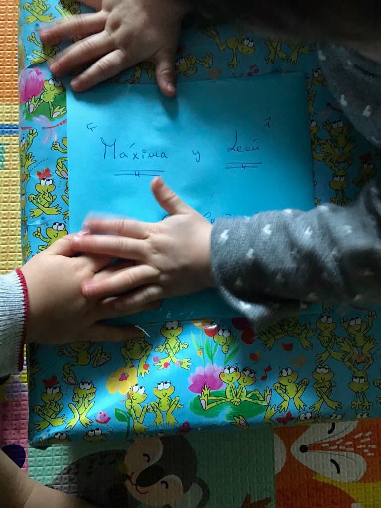 También ha optado por agradecer algunos obsequios enviados a sus hijos a través de fotografías como esta.