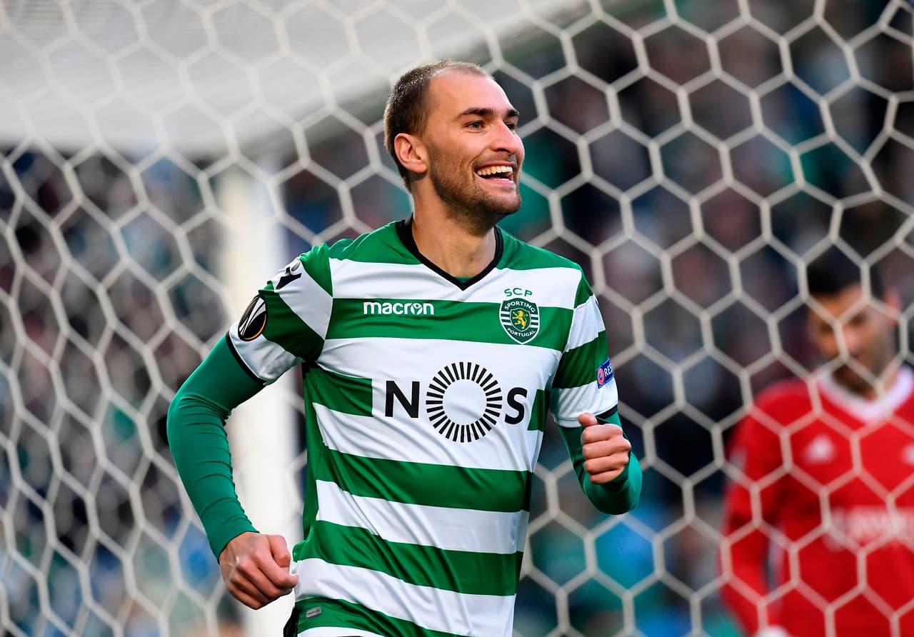 Bas Dost no vive buenos momentos en el Sporting tras ser atacado por aficionados en uno de los entrenamientos. Esta situación habría forzado la salida del holandés, quien es pretendido por el Milan.