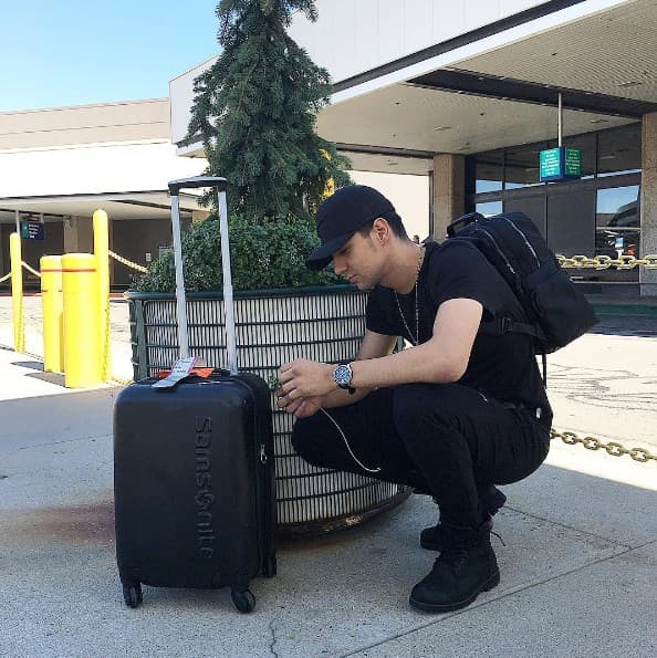 Cuando sale de viaje, la gorra es un must del street style.