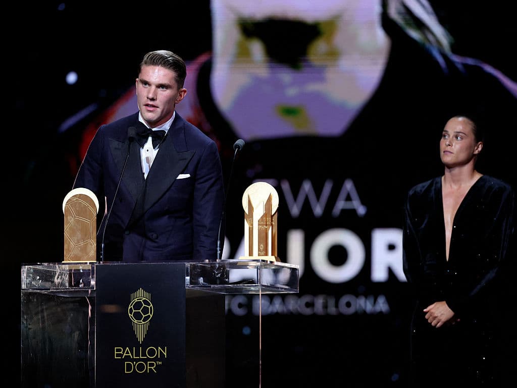 Viktor Gyokeres, exdelantero del Sporting Lisboa y ahora jugador del Arsenal, recibió el Trofeo Gerd Muller como mejor goledor de la temporada.
