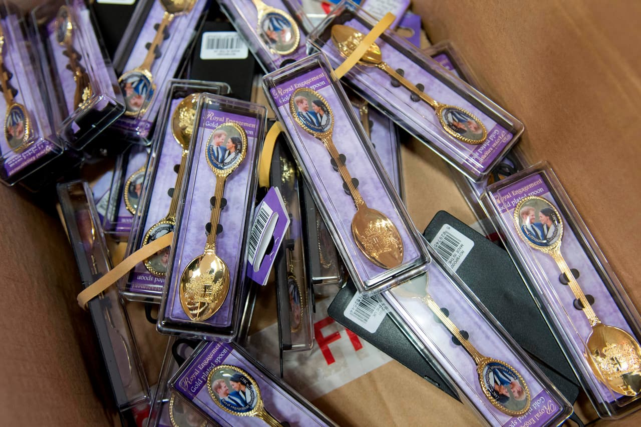 Hasta en cucharillas es posible encontrar la imagen que congeló en el tiempo la mirada de amor del príncipe Harry y Meghan Markle, el día de su compromiso matrimonial.