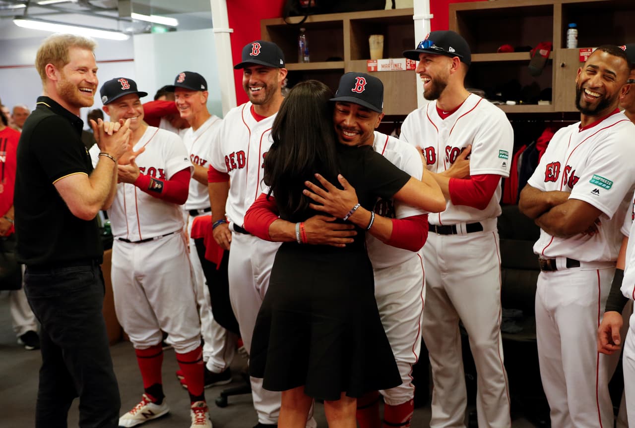 Con el príncipe Harry aplaudiéndoles, Meghan Markle y Mookie Betts se fundieron en un abrazo tras hablar un poco sobre los lazos lejanos que los unen. "¿Alguien más que sea familia?", preguntó en broma el duque de Sussex, generando más risas.