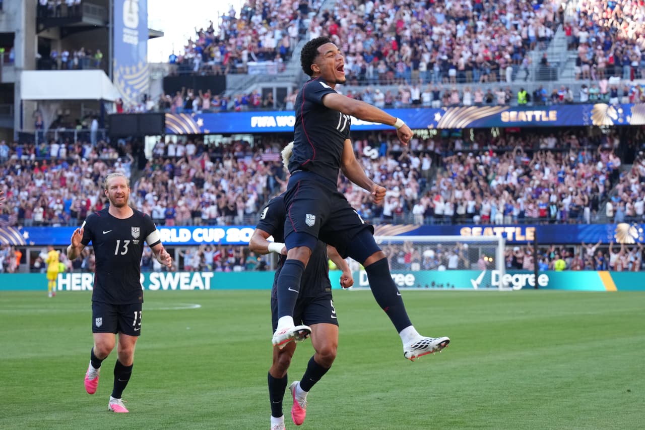 Malik Tillman (17), de Estados Unidos, celebra tras marcar el primer gol de su equipo contra Bélgica durante el partido de octavos de final de la Copa del Mundo en Seattle, el lunes 6 de julio de 2026.