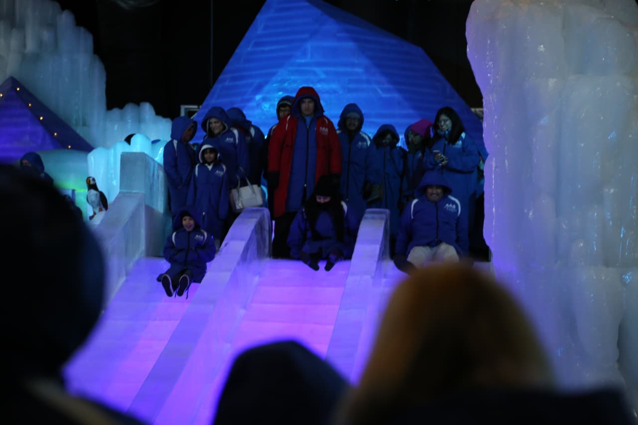 El deslizadero de hielo es una de las partes preferidas para chicos y grandes.