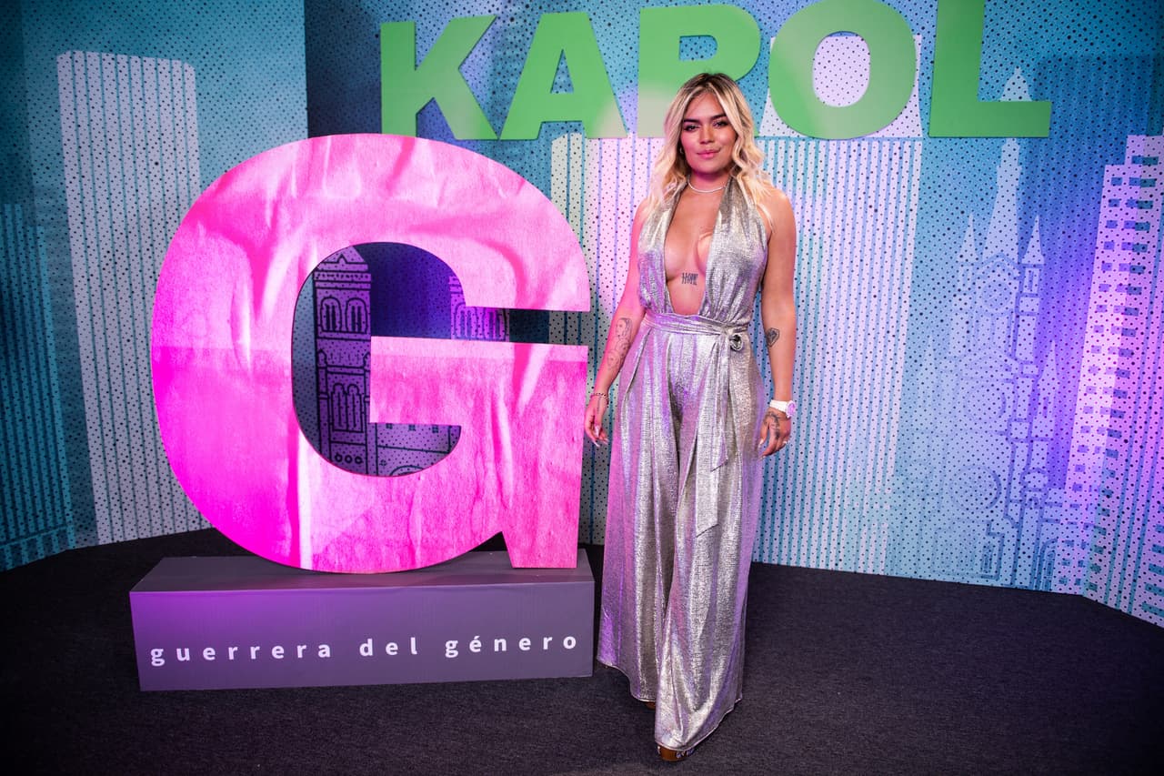 Karol G posa en el espacio habilitado para fotógrafos y prensa en el hall del teatro.