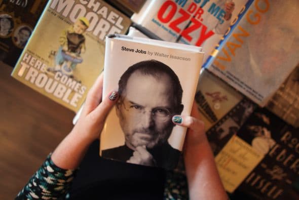 Steve Jobs era hijo adoptivo, una condición que marcó su vida. Había crecido en los años 1970 en la Bahía de San Francisco rodeado de la cultura hippie, pero fascinado por la tecnología.