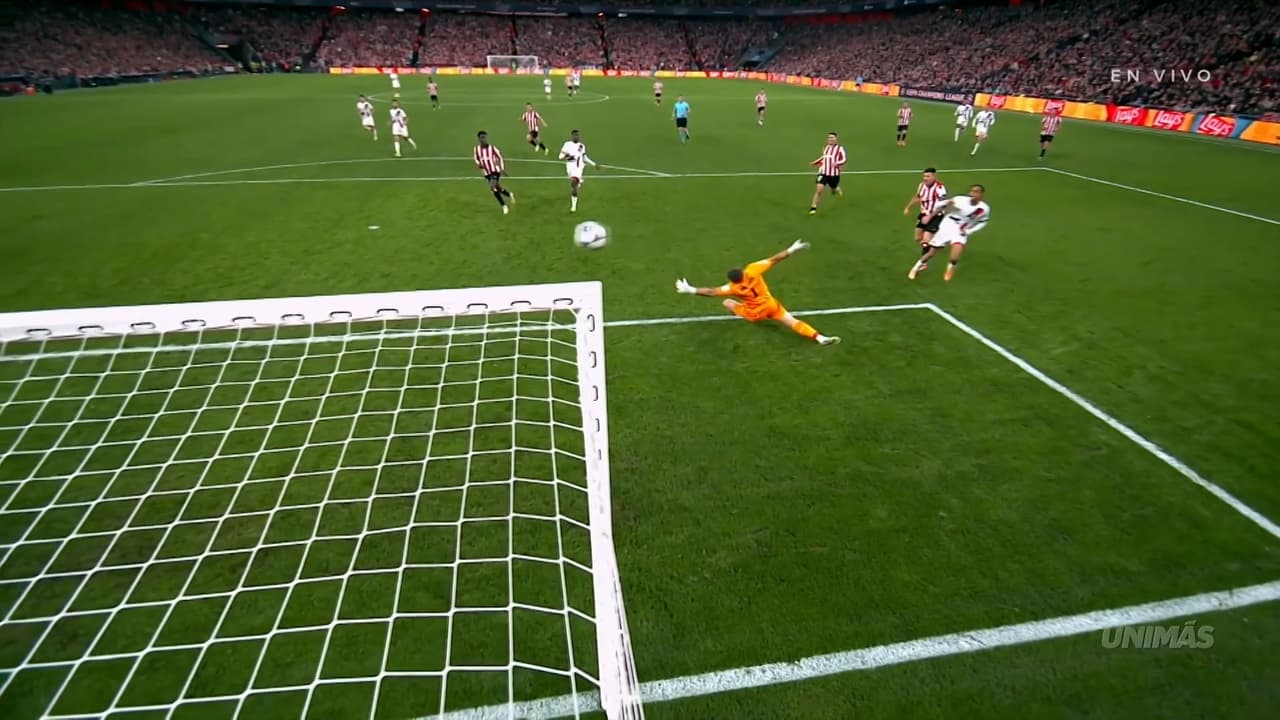 ¡Se la pierde el PSG! Barcola la manda al travesaño y se mantiene el cero en el marcador