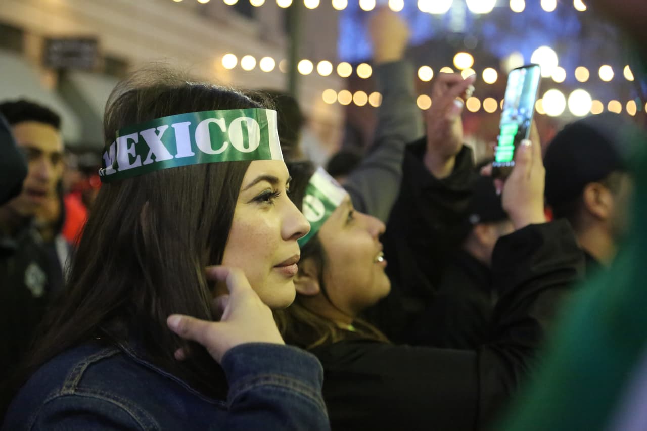 La belleza no faltó en la 'serenata' al Tri y utilizaron cualquier tipo de artefacto para alentar al combinado mexicano de cara al duelo ante Islandia.