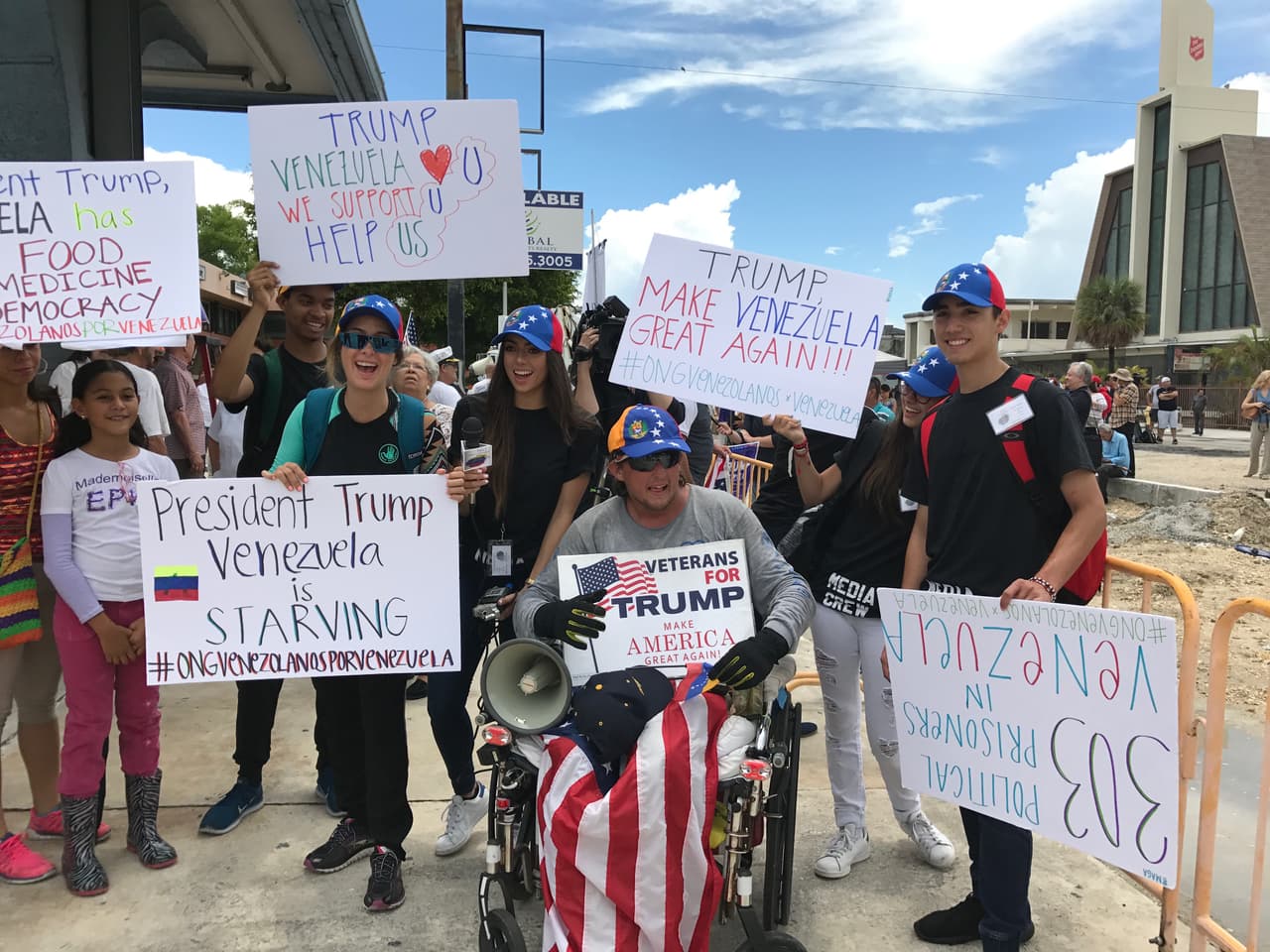 Del lado de los partidarios de Trump se colocó un grupo de venezolanos que aprovechó la visita del presidente para recordarle la difícil situación que vive su país que está en medio de una crisis política y económica sin precedentes.