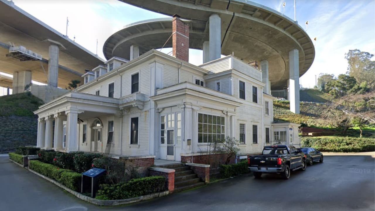 Su residencia bajo el Puente de la Bahía, ahora conocida como Nimitz House, sigue siendo un recordatorio importante de su vida y contribuciones.