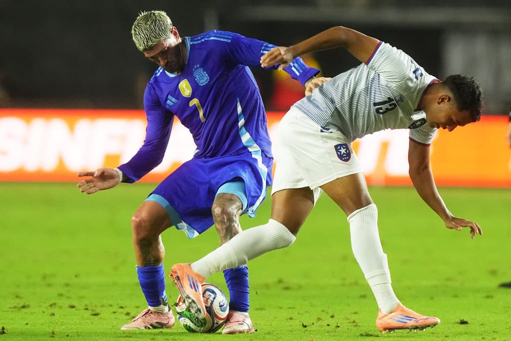 El argentino Rodrigo De Paul bloquea a Gerald Díaz durante la segunda mitad del partido, en el que la selección boricua expuso al máximo sus capacidades.