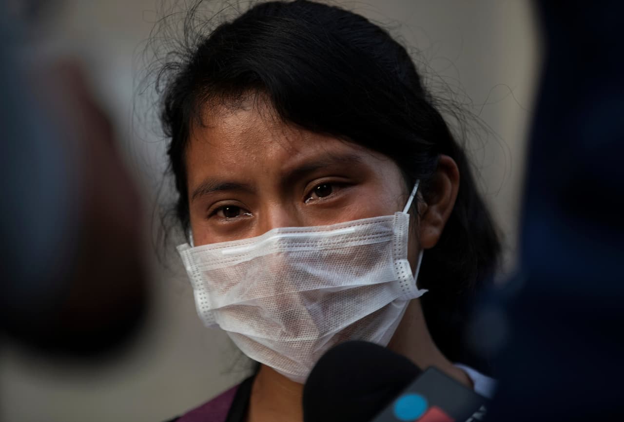 45 días atrás, el pasado 30 de junio, Juana Pérez, vendedora de fruta en un mercado de San Cristóbal de las Casas, Chiapas (al sur de México) les pidió a sus dos hijos -Dylan, de dos años y una niña de 5- que fueran al puesto cercano de su abuela. Sin embargo, 
<a href="https://www.univision.com/shows/noticiero-univision/madre-indigena-implora-ayuda-presidencial-luego-de-que-su-hijo-desapareciera-en-un-mercado-en-chiapas-video"><b>el niño desapareció en el trayecto entre los pasillos llenos de clientes y comerciantes.</b></a>