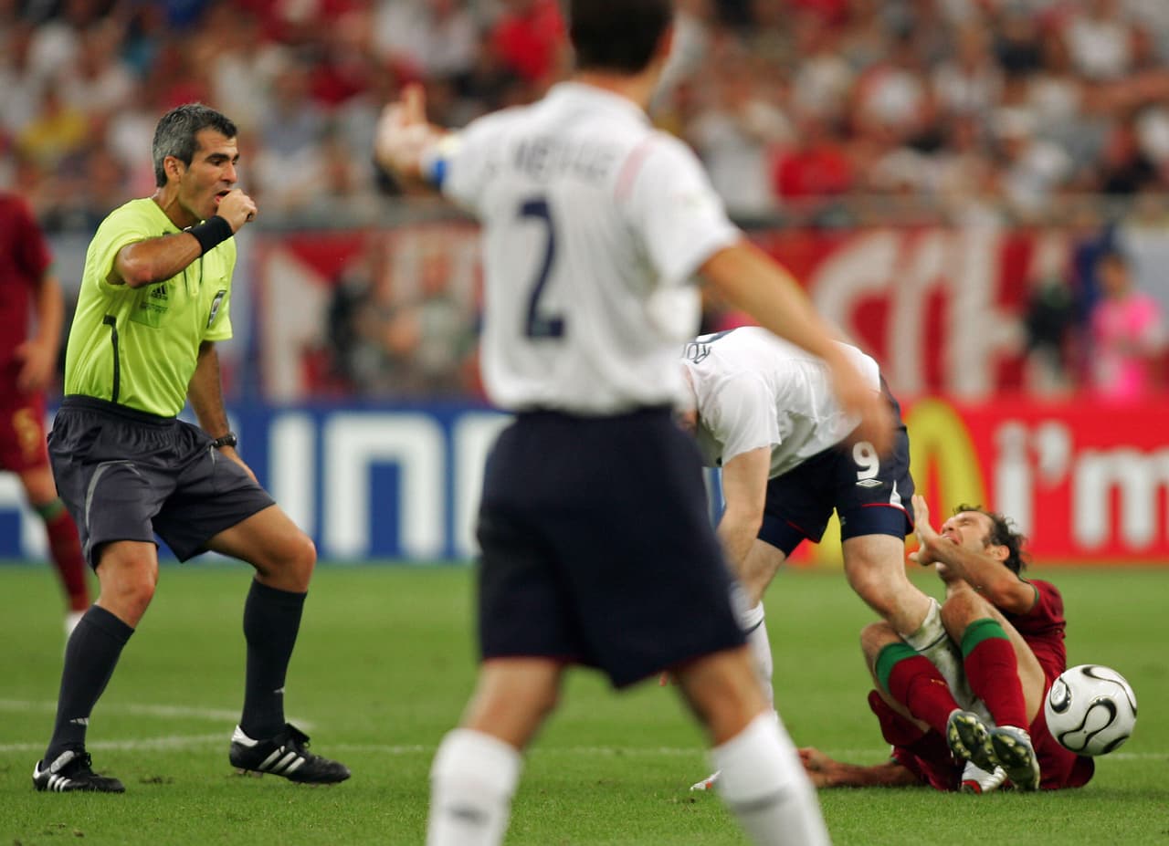 En cuartos de final le tocó dirigir el complicado partido que protagonizaron las selecciones de Inglaterra y Portugal, aquella ocasión en Gelsenkirchen. Ese día sacó cinco tarjetas, una roja.