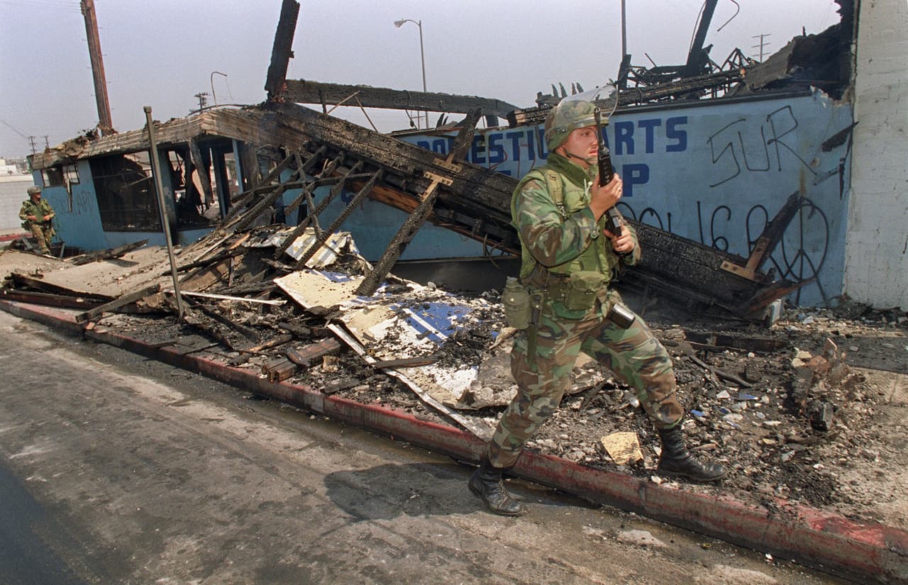 Un militar frente a la destrucción.