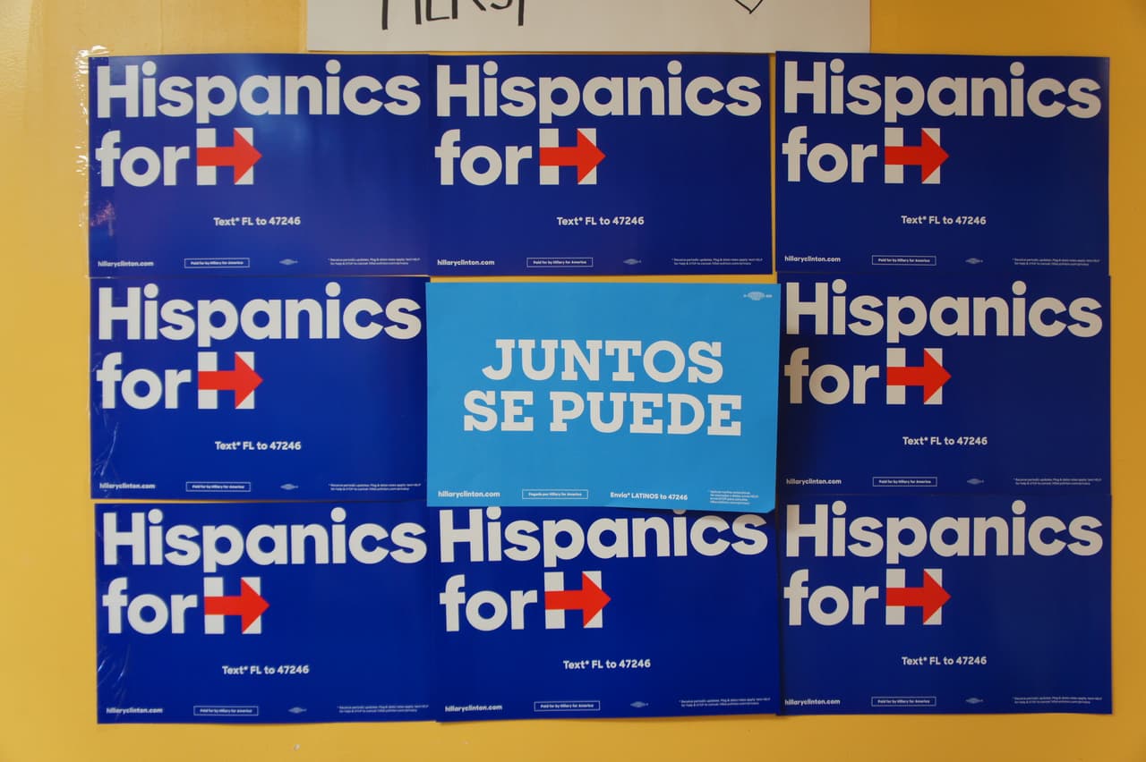 Letreros colgados en la oficina de campaña de Clinton de la Pequeña Habana.