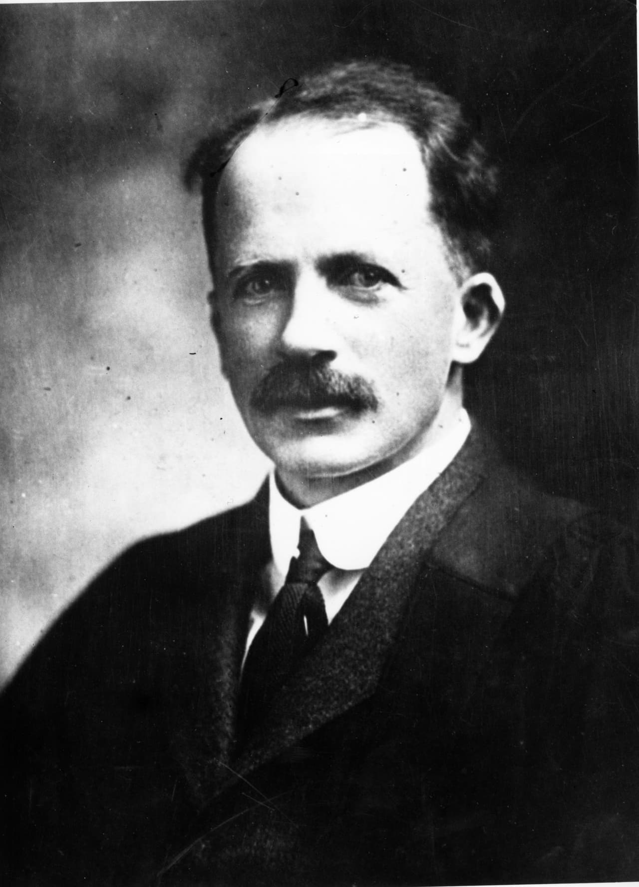Para avanzar por ese camino de investigación, comentó su idea a
<a href="https://www.nobelprize.org/prizes/medicine/1923/macleod/biographical/" target="_blank">John J.R. Macleod</a> (foto), profesor de fisiología de la Universidad de Toronto, institución que les facilit´´o las instalaciones para experimentar.
<br>