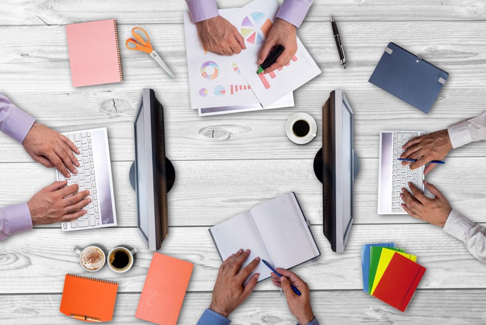 Alrededor de mayo y coincidiendo con tu ciclo de cumpleaños notarás cómo la dinámica laboral requiere acción constante. Aunque no te sientas del todo cómodo con una situación asociada con el nombramiento de un jefe o supervisor poco amable o competente, nada lograrás peleando. Deja que el agua tome su nivel, no te impacientes y relájate en esa nueva etapa que se inicia después que termine tu ciclo de cumpleaños el 21 de mayo. Ya verás cómo según vayan transcurriendo los días lo ves todo con otra dimensión.
<br>