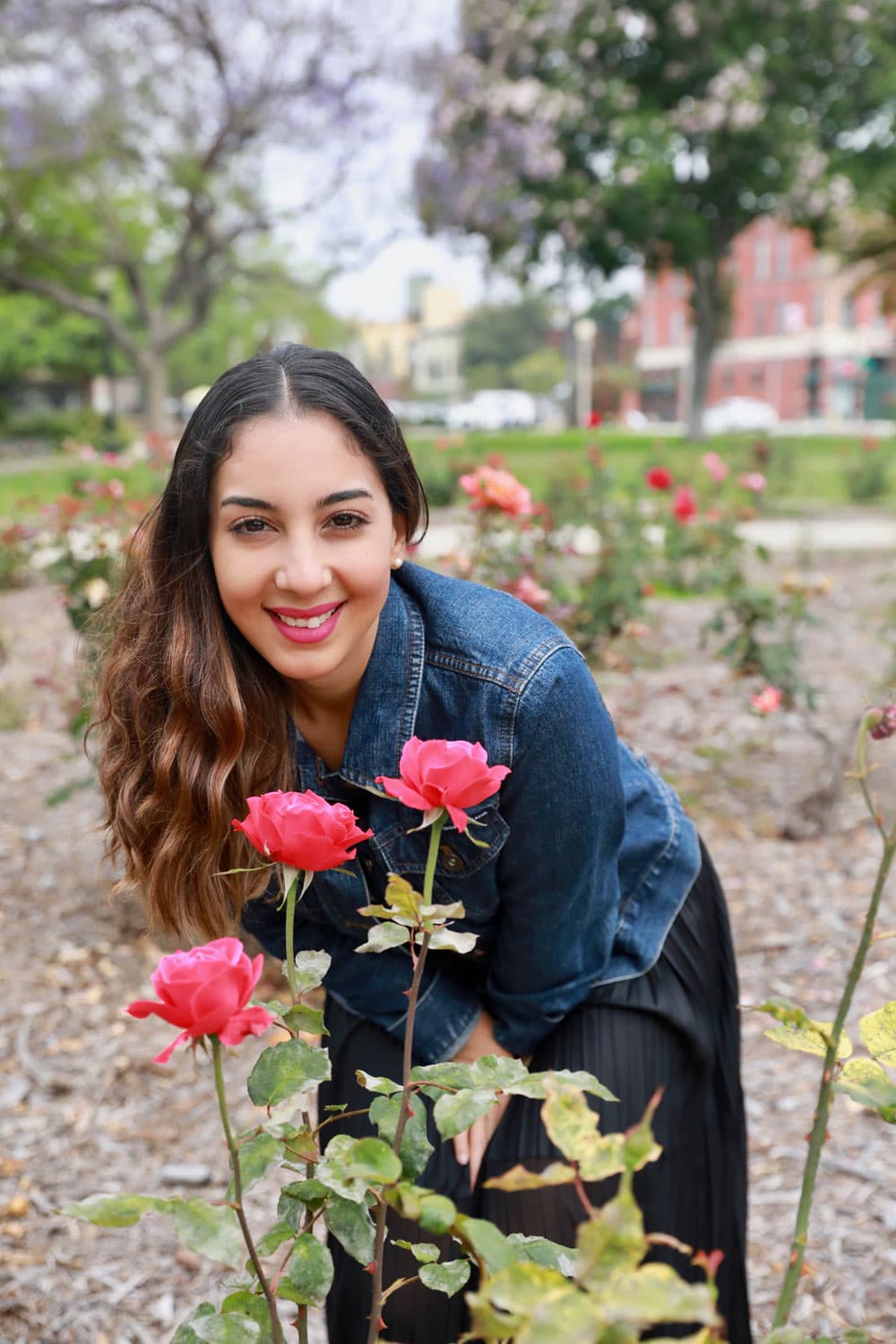 <b>Pasadena</b> es conocido por su 
<b>'Desfile de las Rosas'</b>, el cual se lleva acabo cada 1ro de enero y 
<b>Mafer</b> encontró varias flores por su camino.