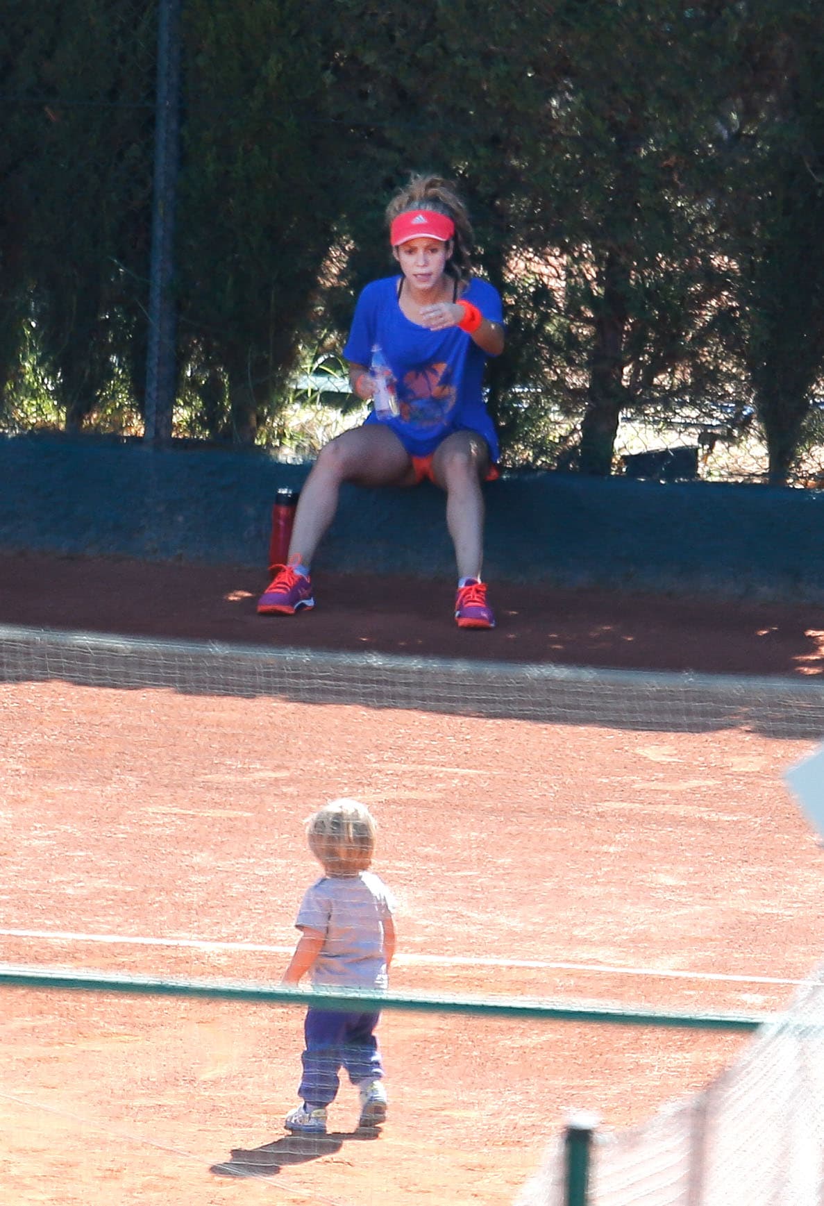 Shaki se acomodó en la sombra para tomar un poco de agua.