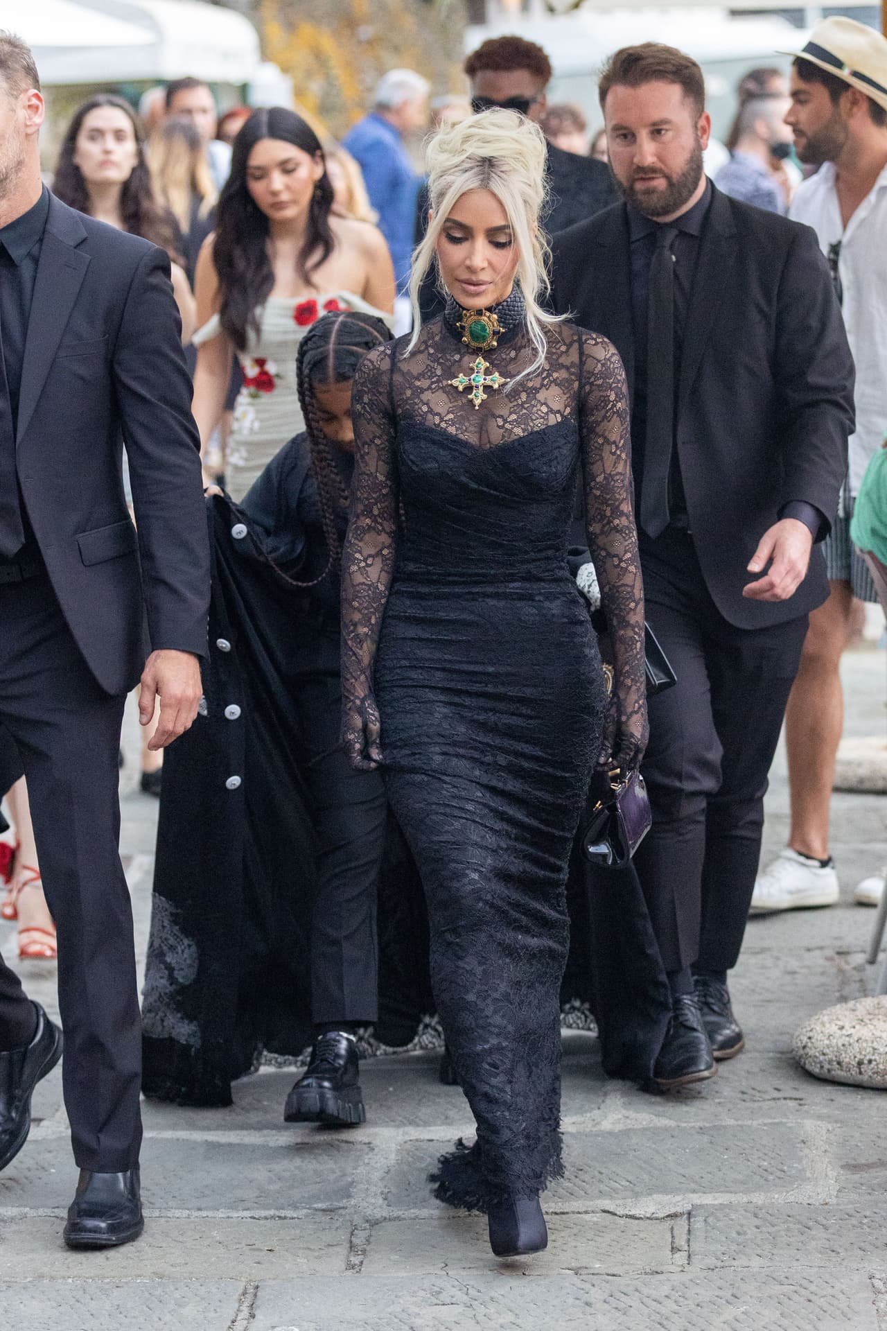 Kim Kardashian fue captada con este atuendo en negro
<b><a href="https://www.univision.com/famosos/kim-kardashian-bautiza-a-su-hija-north-como-la-maxima-fashionista-y-su-abuela-lo-confirma-fotos" target="_blank">junto a su hija North</a></b>, de 8 años.
<br>