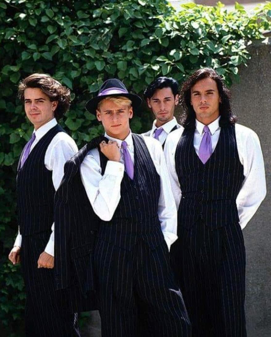 Una característica primordial era el uso de abanicos durante sus presentaciones, pues creaban un gran show moviéndolos al ritmo del electro pop.