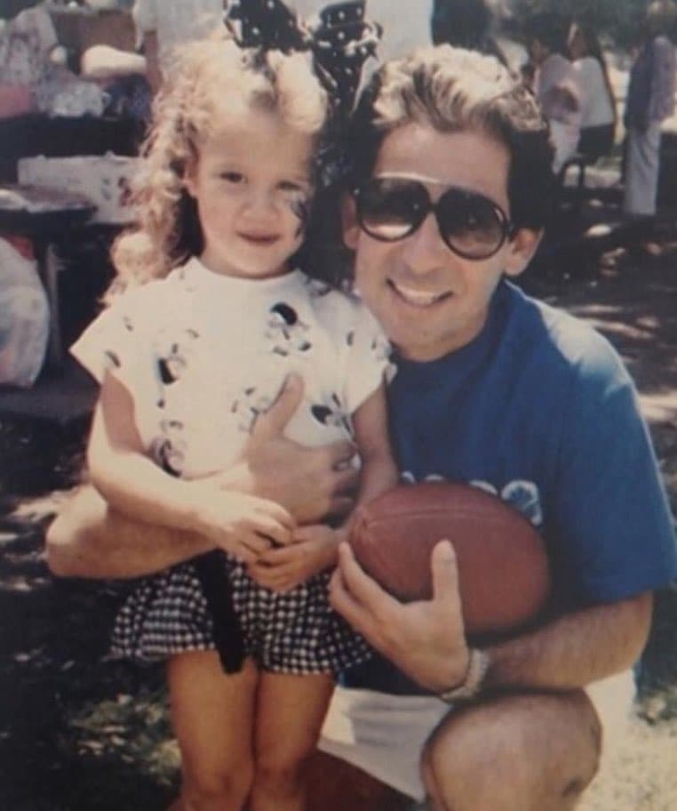 Quizás el momento más crítico de esas dudas llegó en 2012, cuando dos de las exesposas de Robert, Jan Ashley y Ellen Pierson, declararon que el abogado había afirmado no ser el padre biológico de Khloé, lo que de inmediato provocó la ira y el rechazo de la familia Kardashian-Jenner.