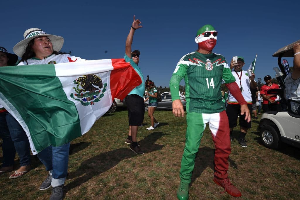 Aficionados mexicanos y jamaiquinos fueron a animar a sus equipos en el Rose Bowl de Pasadena, California.