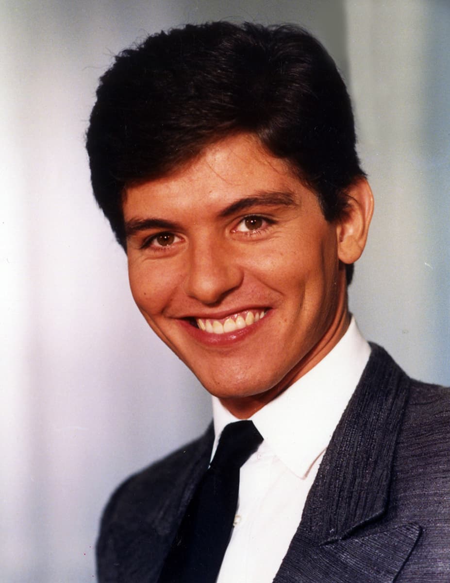 La sonrisa de Ernesto Laguardia es su mayor atractivo, y si a eso le sumamos su galanura y carisma tenemos a uno de los príncipes azules de las telenovelas.