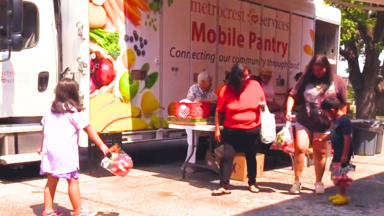 En este sitio en Farmers Branch entregan despensas gratis cada semana