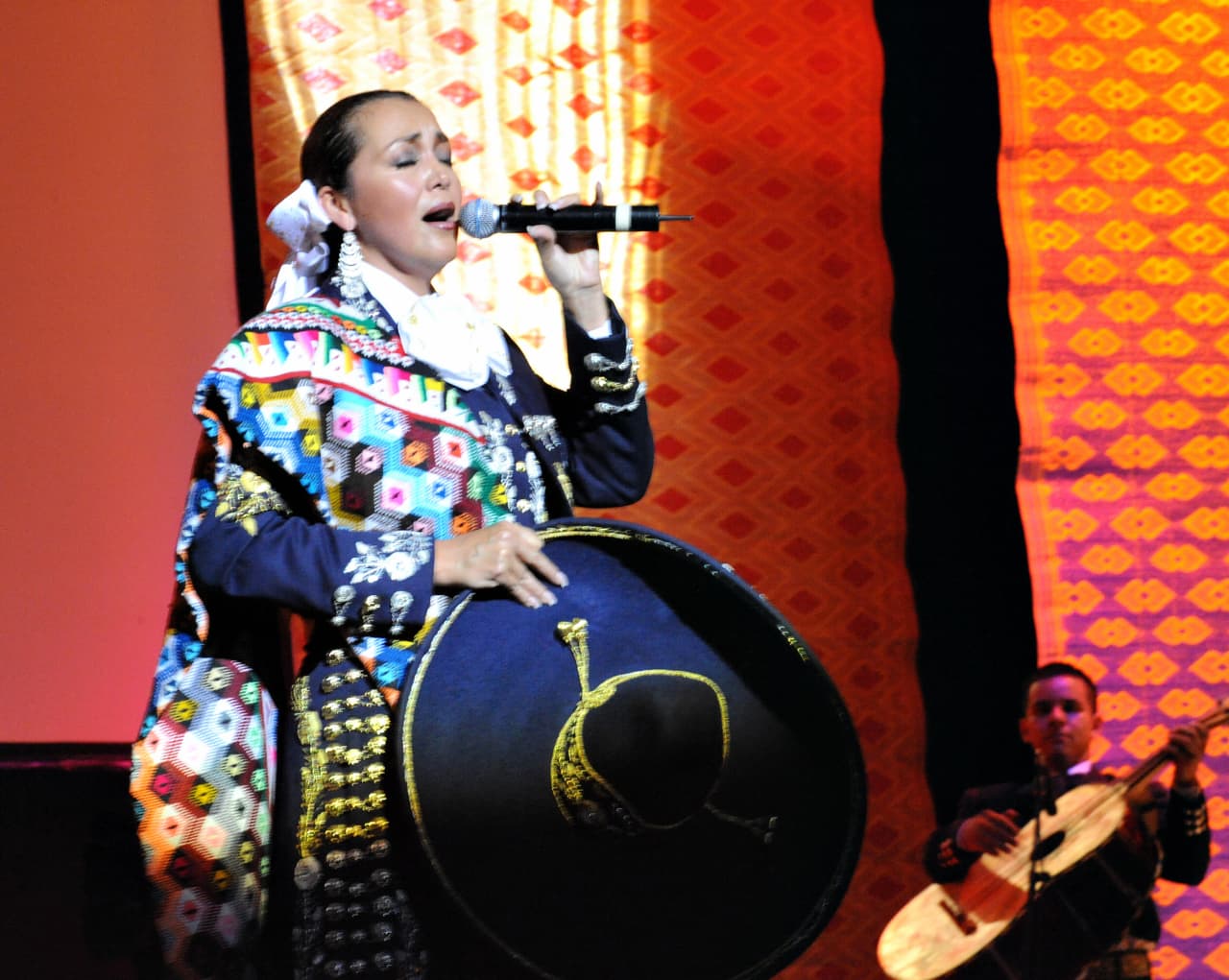 La ganadora de varios GRAMMY confesó que tenía un sentido del humor muy peculiar: "Tenía humor negro, era un poco sarcástico. Era un hombre muy desprendido, muy dadivoso, los regalos de él eran como sus palabras, sus consejos".
<br>