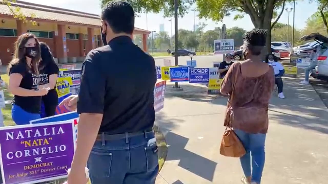 Las autoridades locales han recorrido las casillas para asegurarse que la jornada se lleve a cabo de forma tranquila.