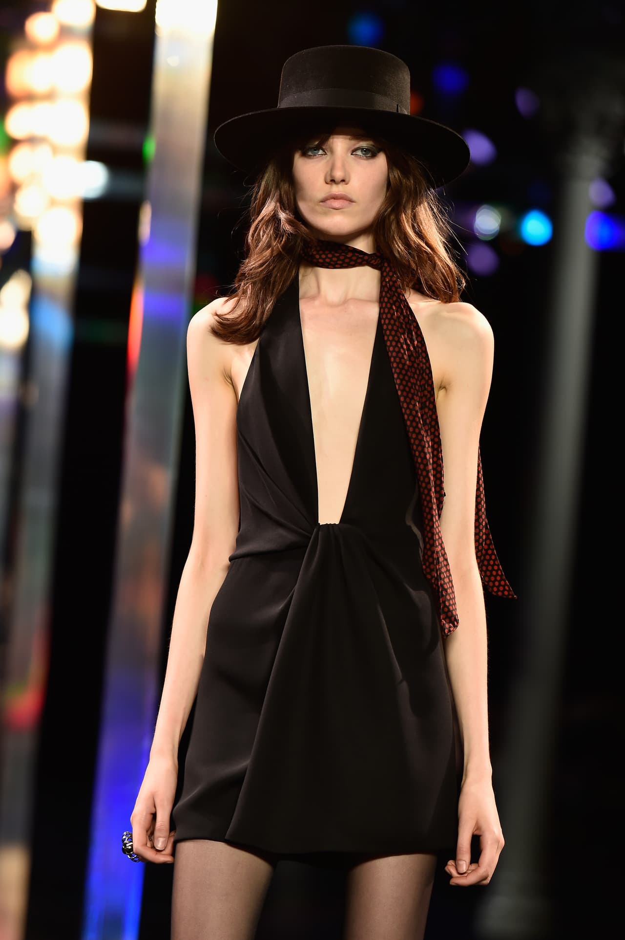 Escotes profundos que se extienden hasta la cintura y que dejan insinuar una inocente piel es la apuesta que la casa Saint Laurent viene tratando de posicionar desde sus colecciones del año pasado. Celebrar el busto natural y alejarse de la exuberancia tan propagada de las Kardashian parece ser la pretensión de esta casa que quiere hacer ver a las mujeres elegantes pero desafiantes.