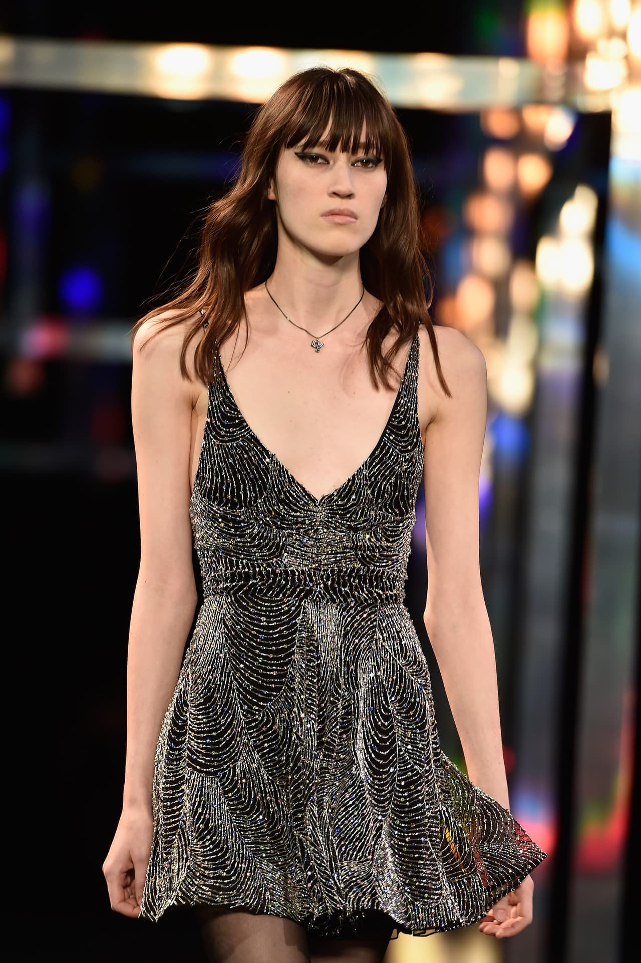 Los tops de los vestidos se hacen tan diminutos y de escotes tan abiertos que parece imposible llevar cualquier tipo de sostén. Lo mejor será elegir un vestido de una tela con lycra para que generar algo de soporte y así estar cómodas toda la noche.